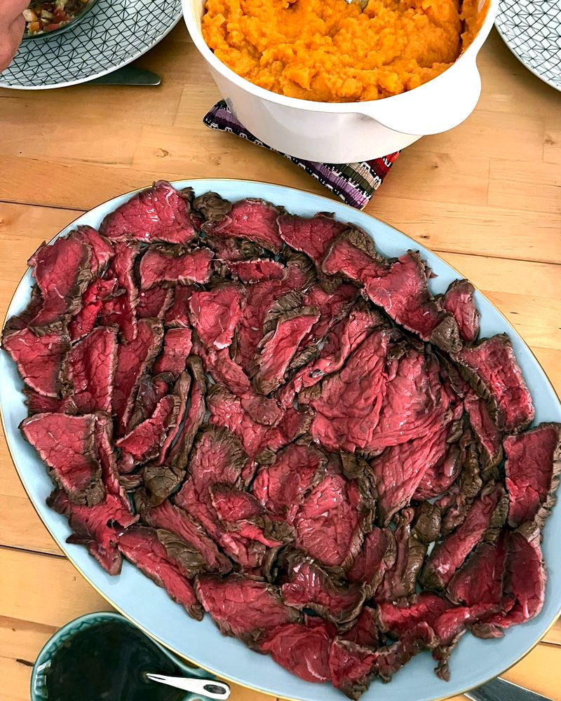 Grand plat de mi-cuit de bœuf tranché, avec une cocotte de purée de patate douce