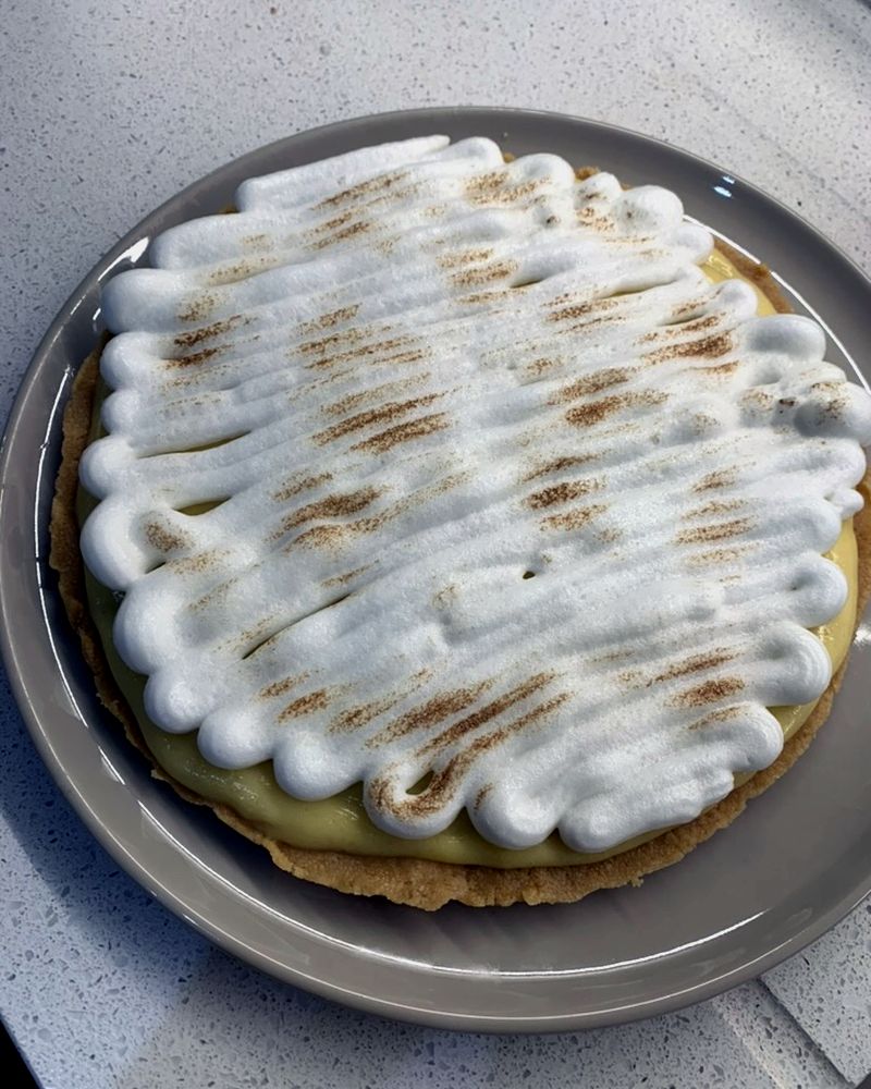Tarte au citron couverte de meringue dorée au chalumeau